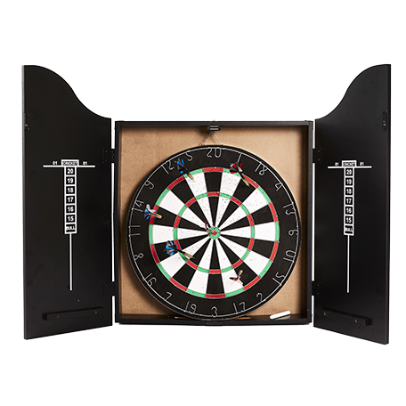 Darttavla i dartskåp med dartpilar
