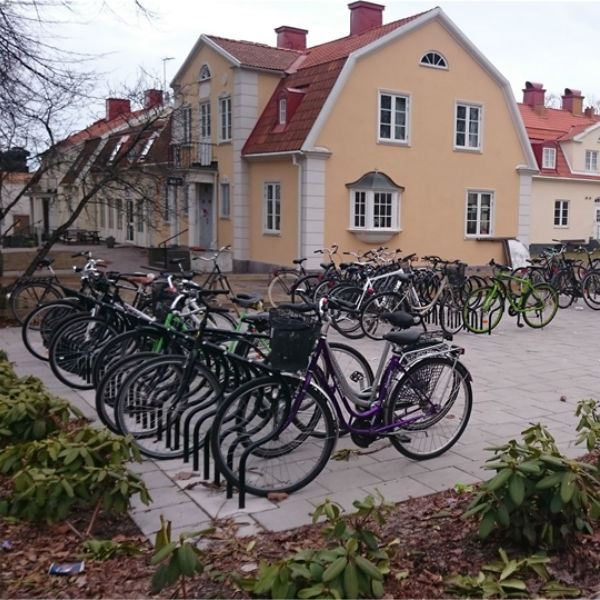 Cykelställ | Cykelställ Arc 5 platser i betongplatta 
