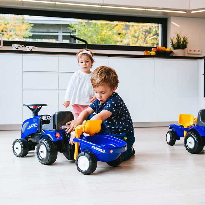 Trampbilar & Gåbilar | FALK Traktor med trailer, kratta och skyffel Babyblå, New Holland